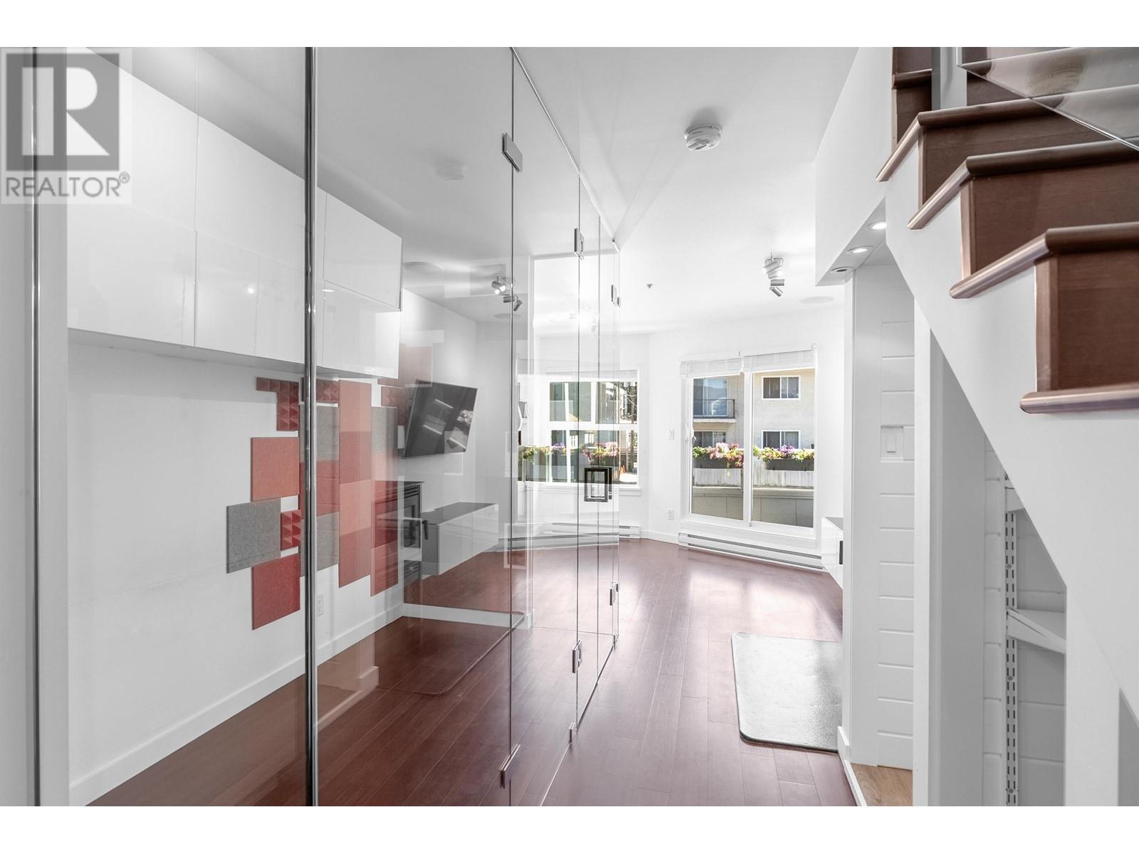 E 733 W 16th Avenue, Vancouver, British Columbia  V5Z 1S8 - Photo 8 - R3013428