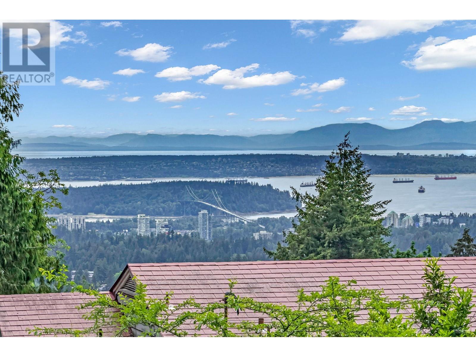 4875 Skyline Drive, North Vancouver, British Columbia  V7R 3J2 - Photo 2 - R3013435
