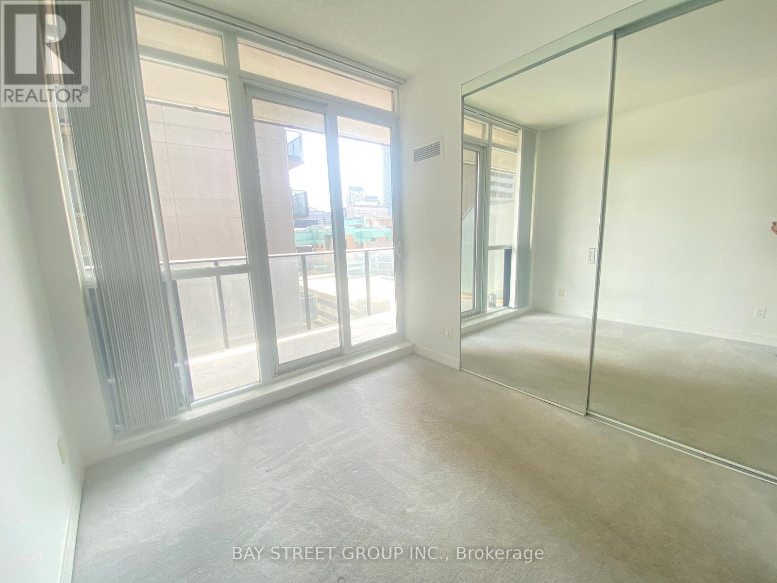 1010 - 770 Bay Street, Toronto, Ontario  M5G 0A6 - Photo 12 - C12208535