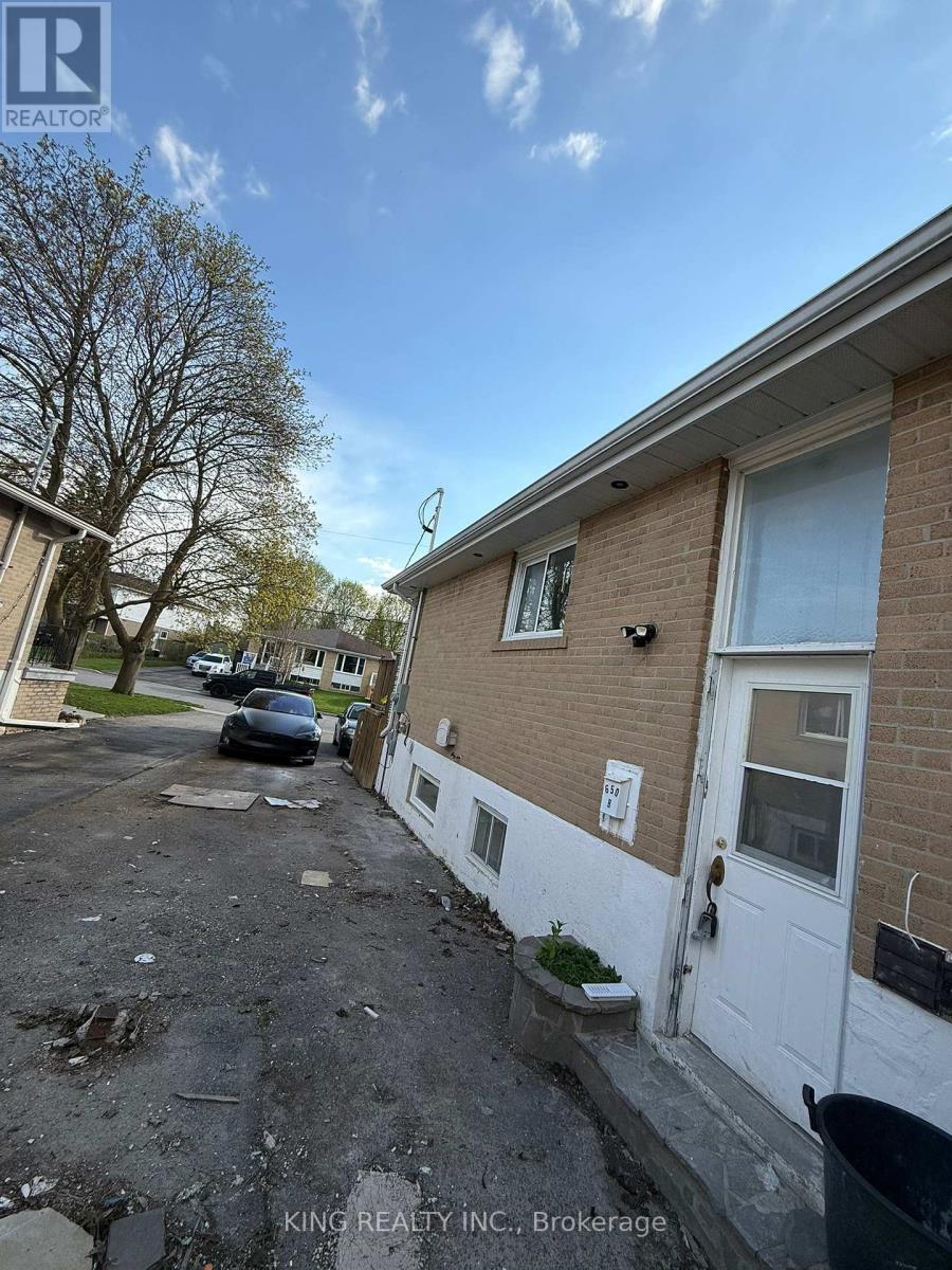 650 Mountview Place, Newmarket, Ontario  L3Y 3P7 - Photo 2 - N12208528