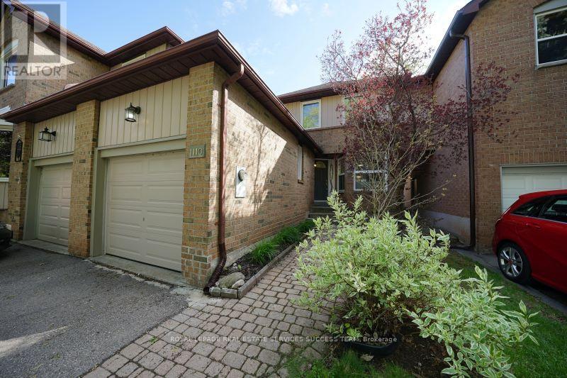 1110 Edgehill Place, Oakville, Ontario  L6M 2E6 - Photo 1 - W12208525