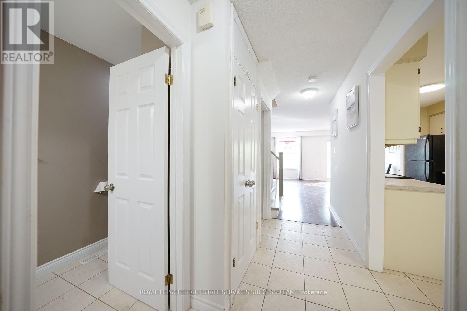 1110 Edgehill Place, Oakville, Ontario  L6M 2E6 - Photo 12 - W12208525