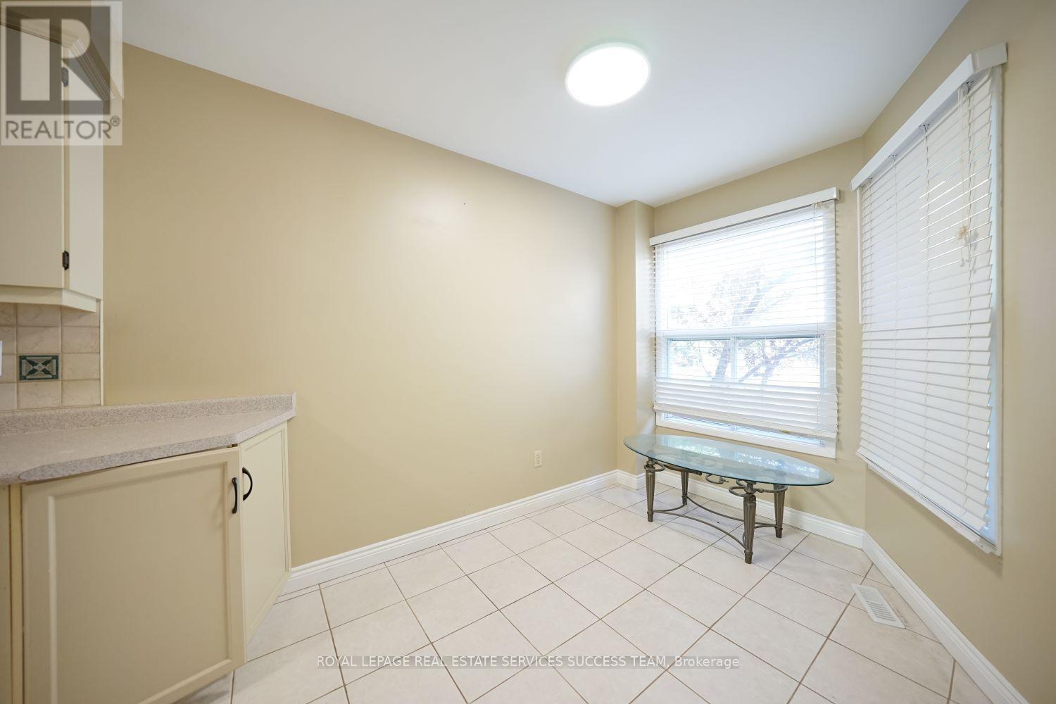 1110 Edgehill Place, Oakville, Ontario  L6M 2E6 - Photo 13 - W12208525