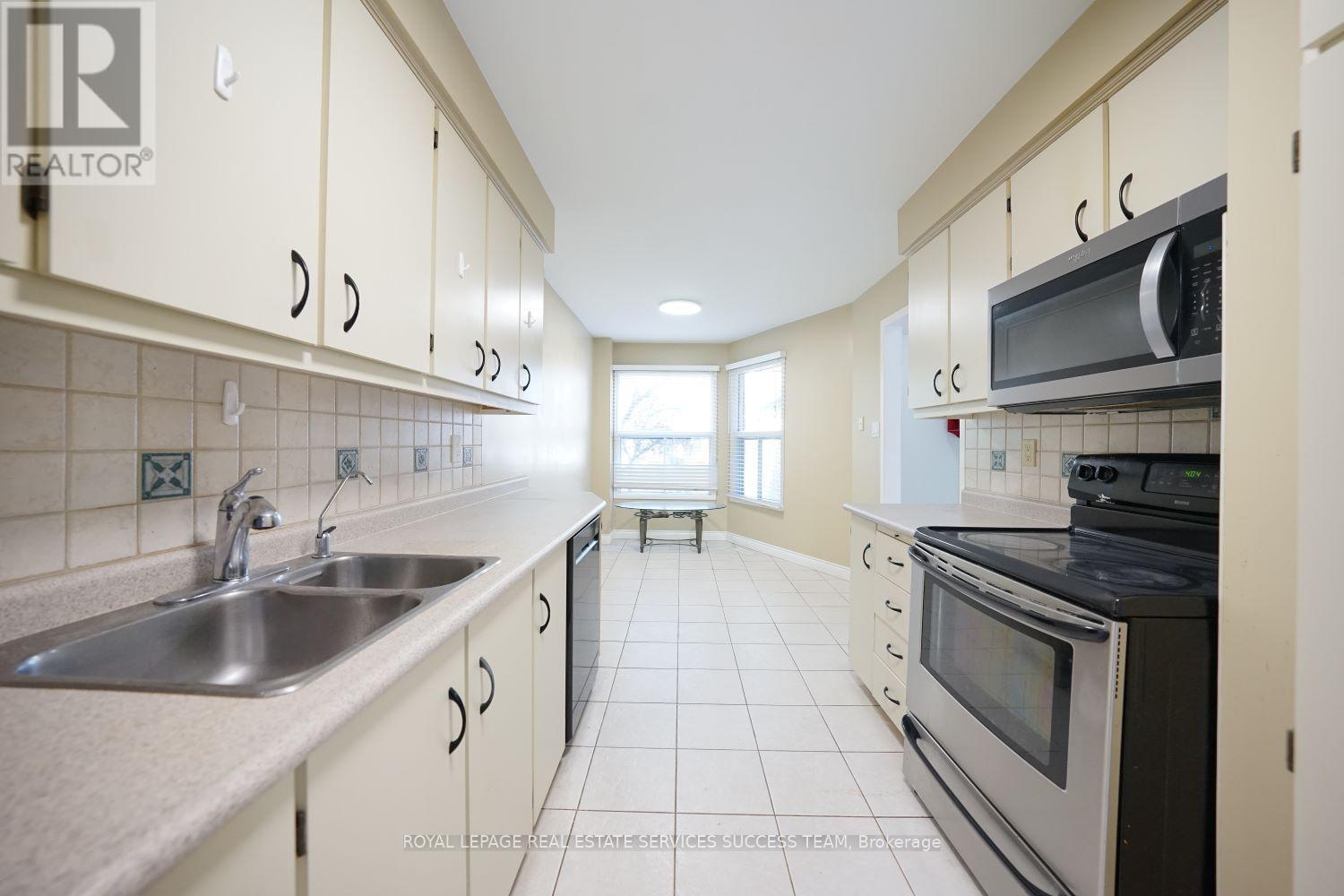 1110 Edgehill Place, Oakville, Ontario  L6M 2E6 - Photo 16 - W12208525