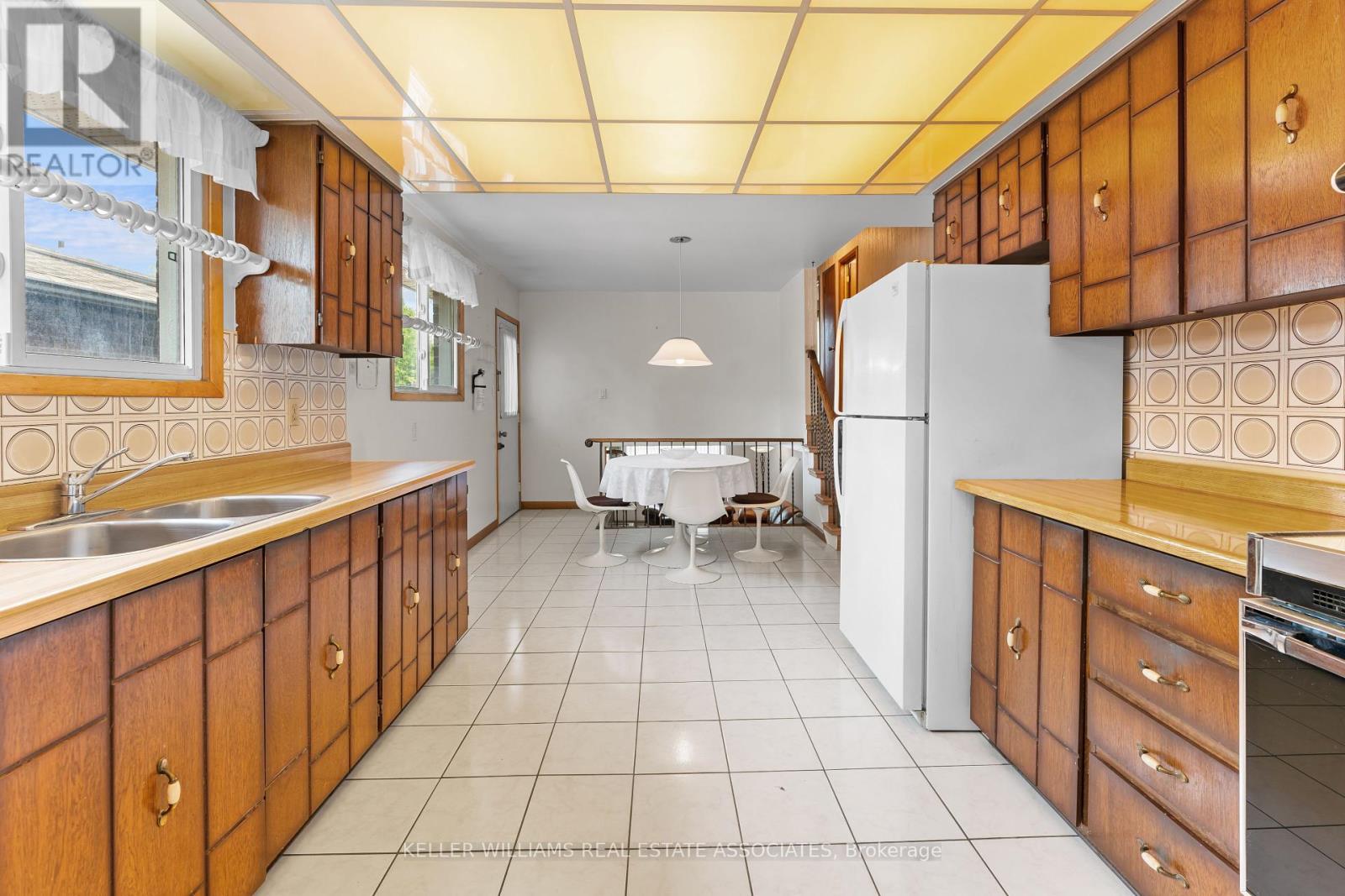 2437 Chilsworthy Avenue, Mississauga (Cooksville), Ontario  L5B 2R4 - Photo 3 - W12208537