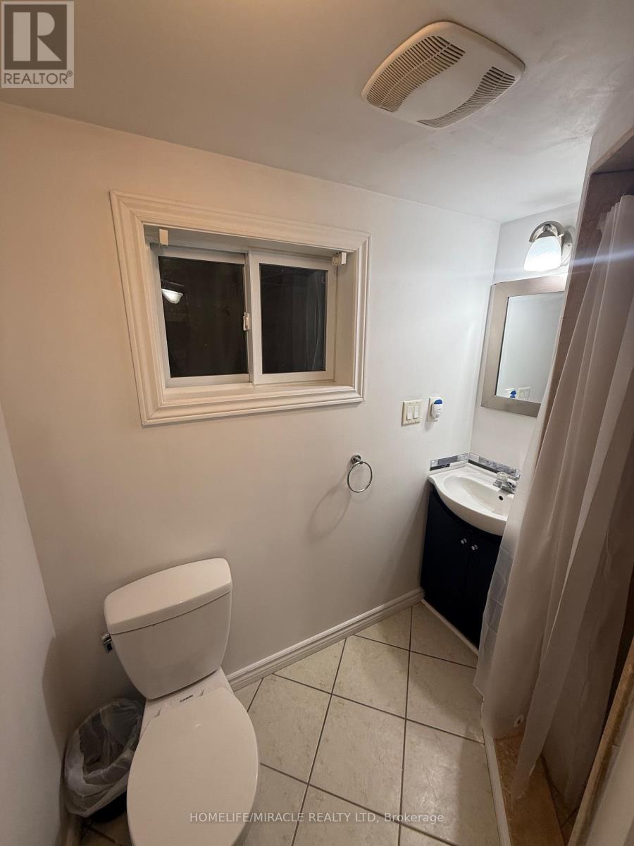 2447 Barcella Crescent, Mississauga, Ontario  L5K 1E4 - Photo 12 - W12208541