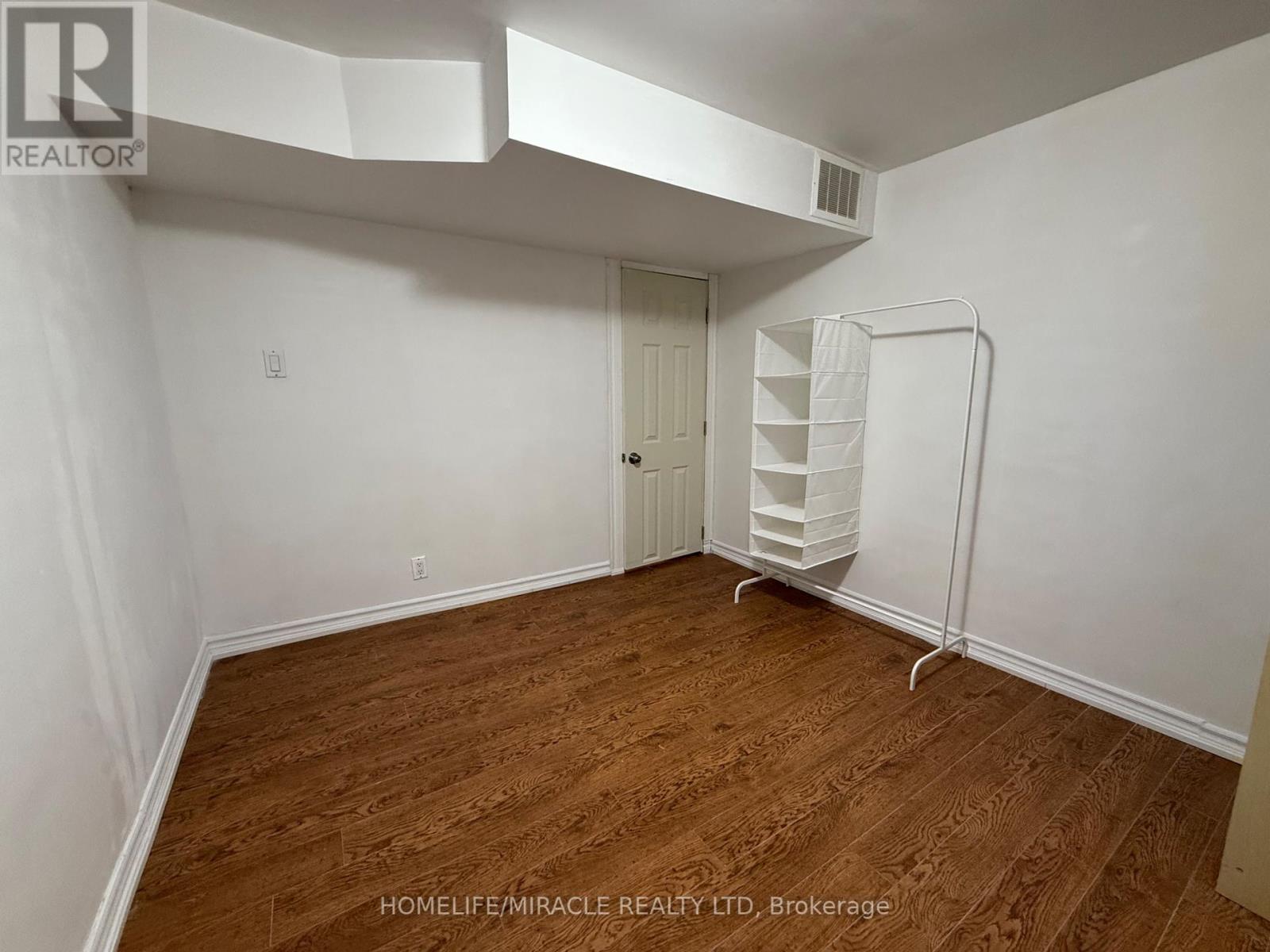 2447 Barcella Crescent, Mississauga, Ontario  L5K 1E4 - Photo 13 - W12208541