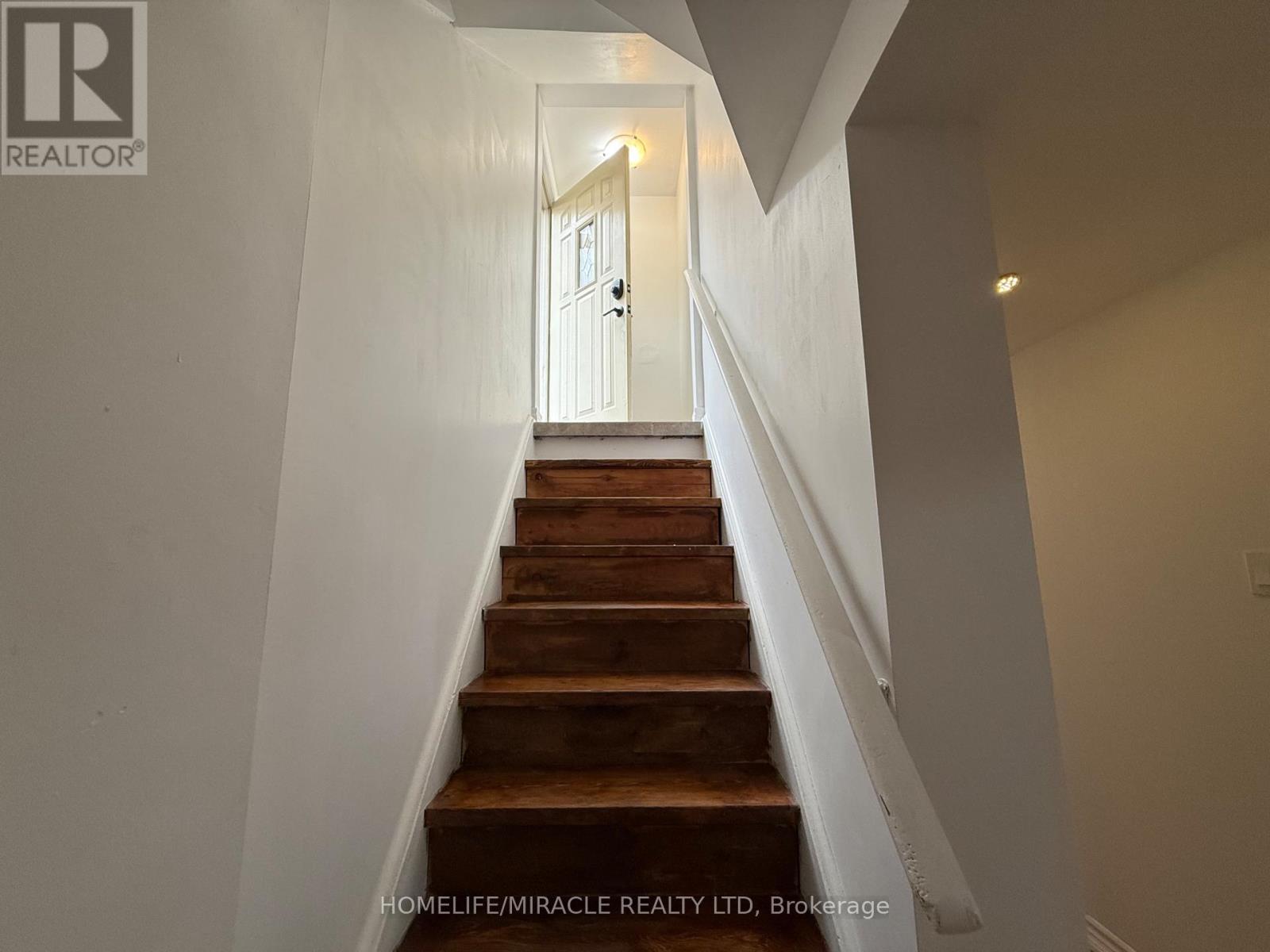 2447 Barcella Crescent, Mississauga, Ontario  L5K 1E4 - Photo 2 - W12208541