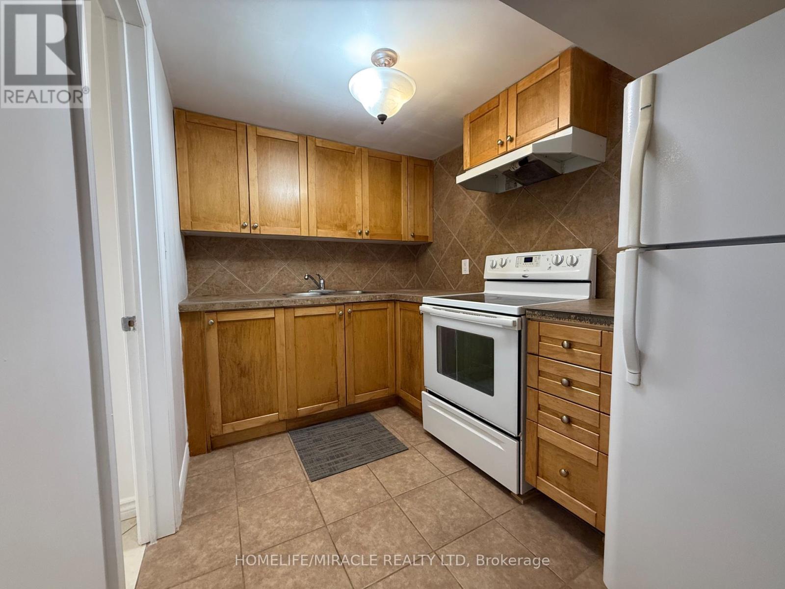 2447 Barcella Crescent, Mississauga, Ontario  L5K 1E4 - Photo 3 - W12208541