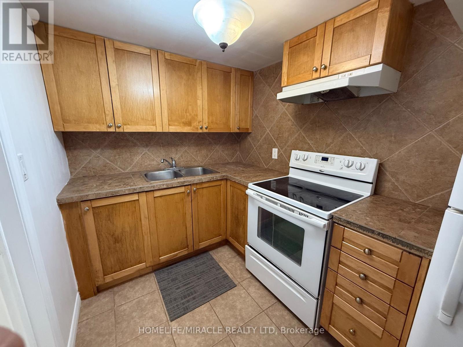 2447 Barcella Crescent, Mississauga, Ontario  L5K 1E4 - Photo 4 - W12208541