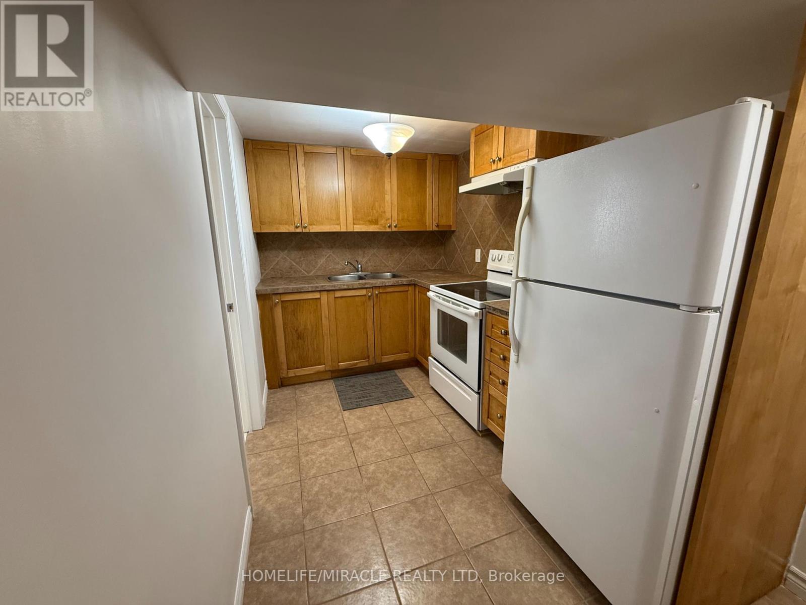 2447 Barcella Crescent, Mississauga, Ontario  L5K 1E4 - Photo 5 - W12208541