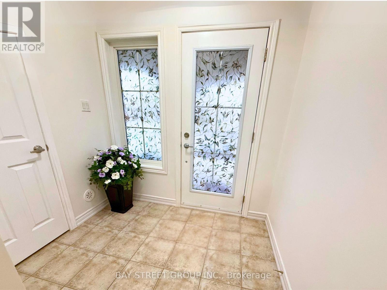 2564 Grand Oak Trail, Oakville, Ontario  L6M 0R8 - Photo 4 - W12208546