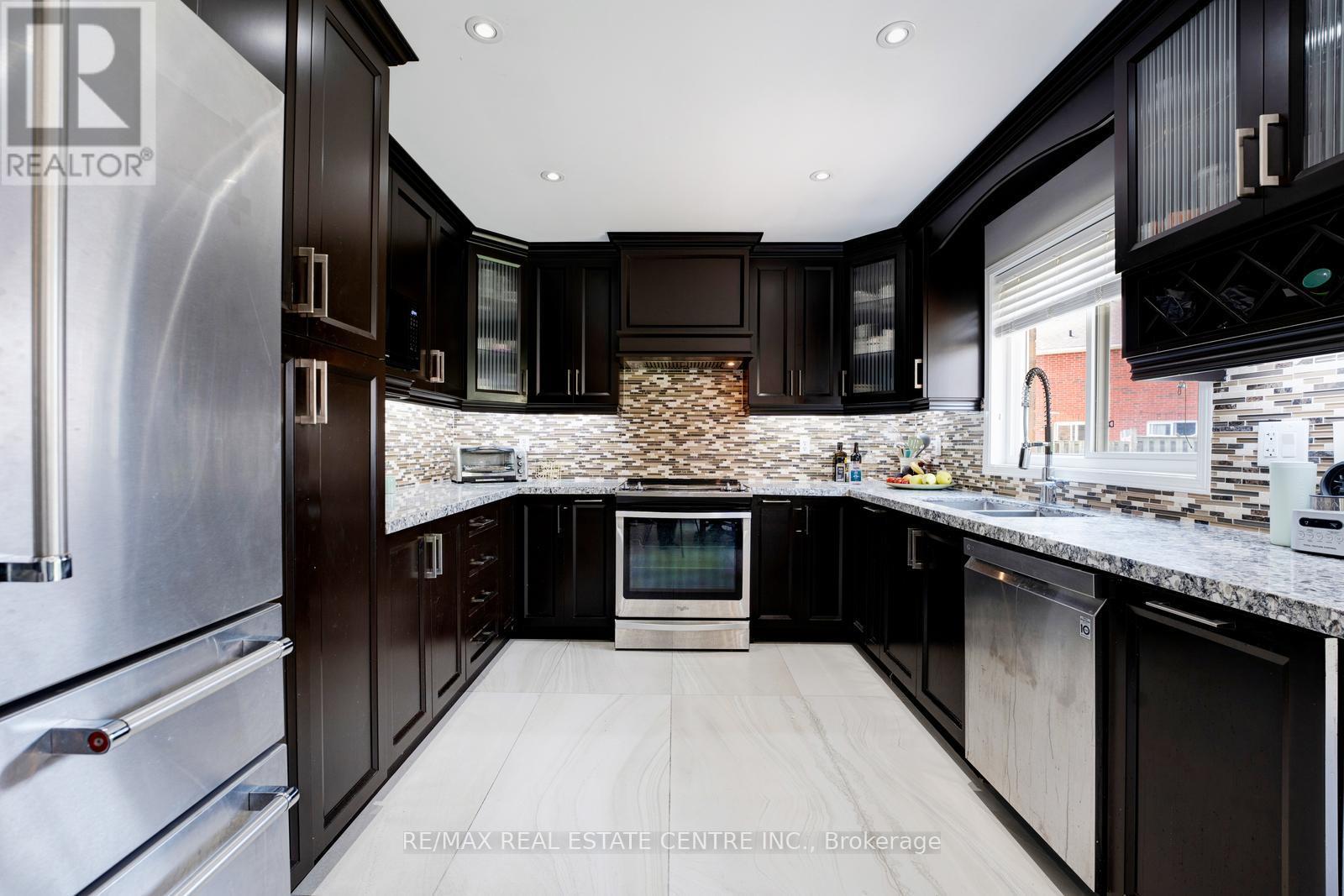 26 Ferncastle Crescent, Brampton (Fletcher's Meadow), Ontario  L7A 3P2 - Photo 11 - W12208554