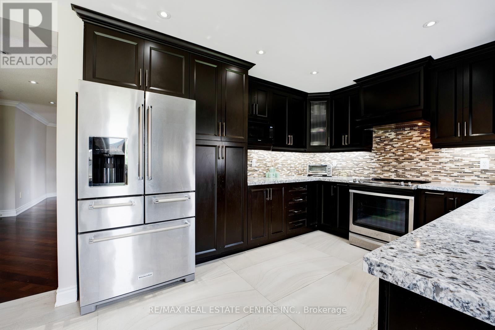 26 Ferncastle Crescent, Brampton (Fletcher's Meadow), Ontario  L7A 3P2 - Photo 12 - W12208554