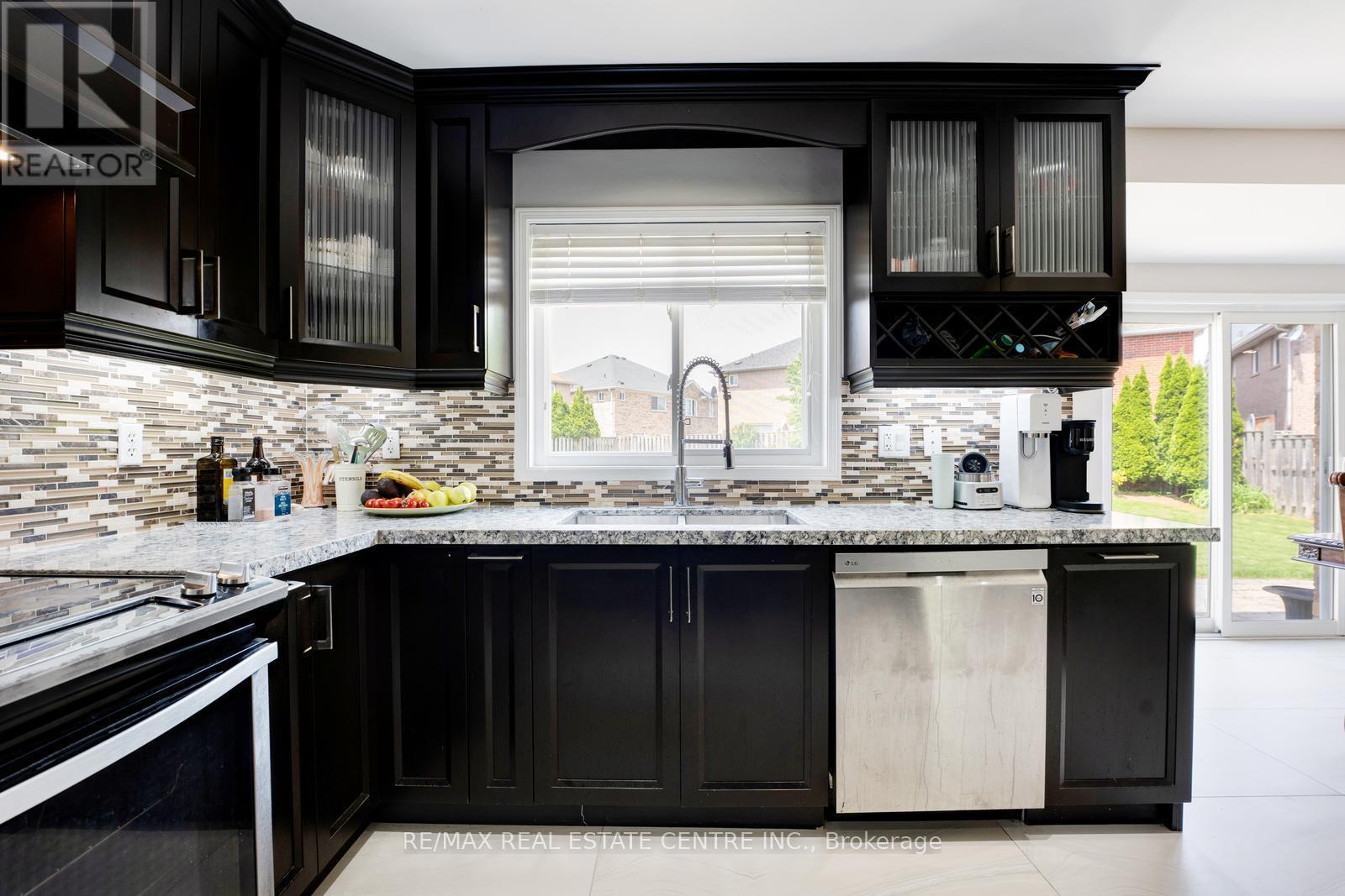 26 Ferncastle Crescent, Brampton (Fletcher's Meadow), Ontario  L7A 3P2 - Photo 13 - W12208554