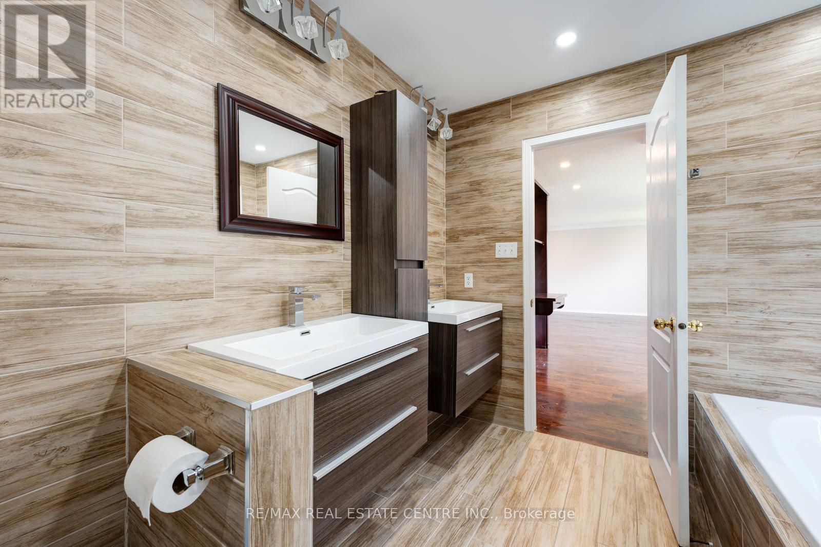 26 Ferncastle Crescent, Brampton (Fletcher's Meadow), Ontario  L7A 3P2 - Photo 26 - W12208554