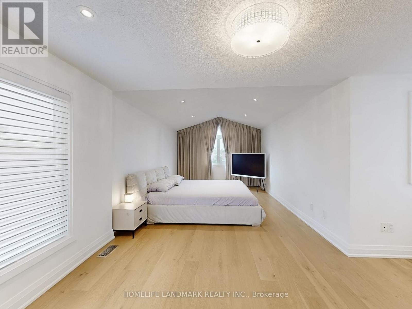 168 Kingsbridge Garden Circle, Mississauga (Hurontario), Ontario  L5R 1T5 - Photo 16 - W12208558
