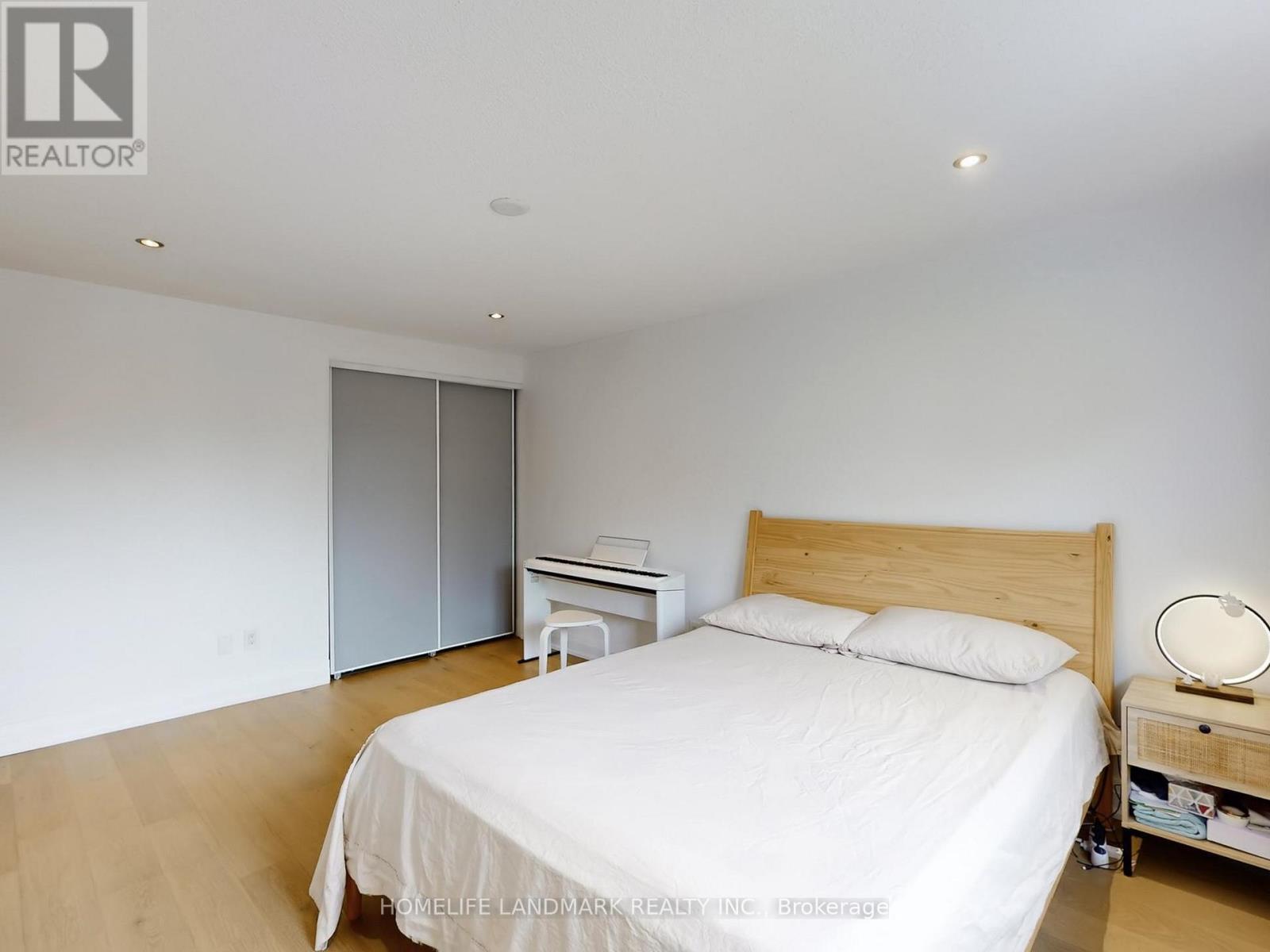 168 Kingsbridge Garden Circle, Mississauga (Hurontario), Ontario  L5R 1T5 - Photo 22 - W12208558