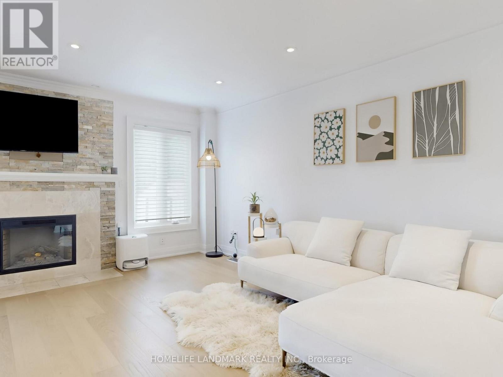 168 Kingsbridge Garden Circle, Mississauga (Hurontario), Ontario  L5R 1T5 - Photo 3 - W12208558
