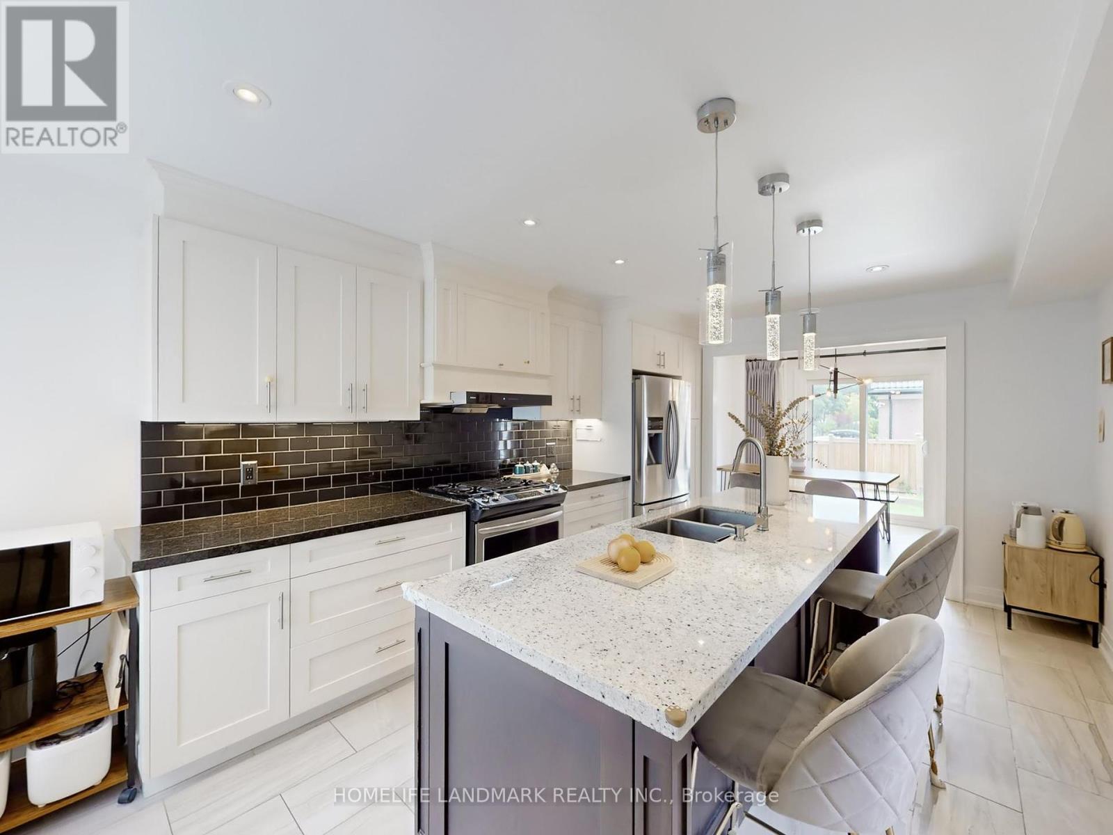 168 Kingsbridge Garden Circle, Mississauga (Hurontario), Ontario  L5R 1T5 - Photo 7 - W12208558