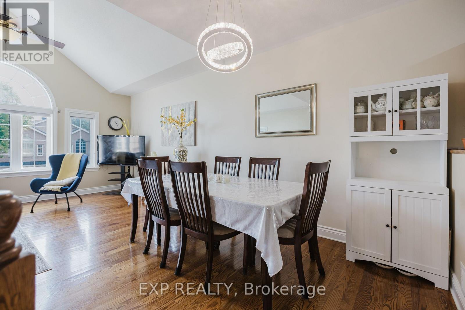 29 Castle Glen Crescent, Ottawa, Ontario  K2L 4G9 - Photo 7 - X12208573