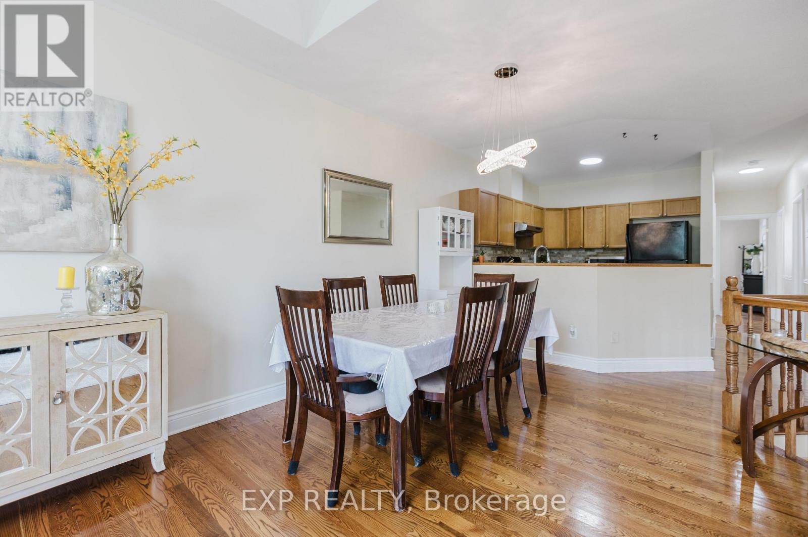 29 Castle Glen Crescent, Ottawa, Ontario  K2L 4G9 - Photo 8 - X12208573