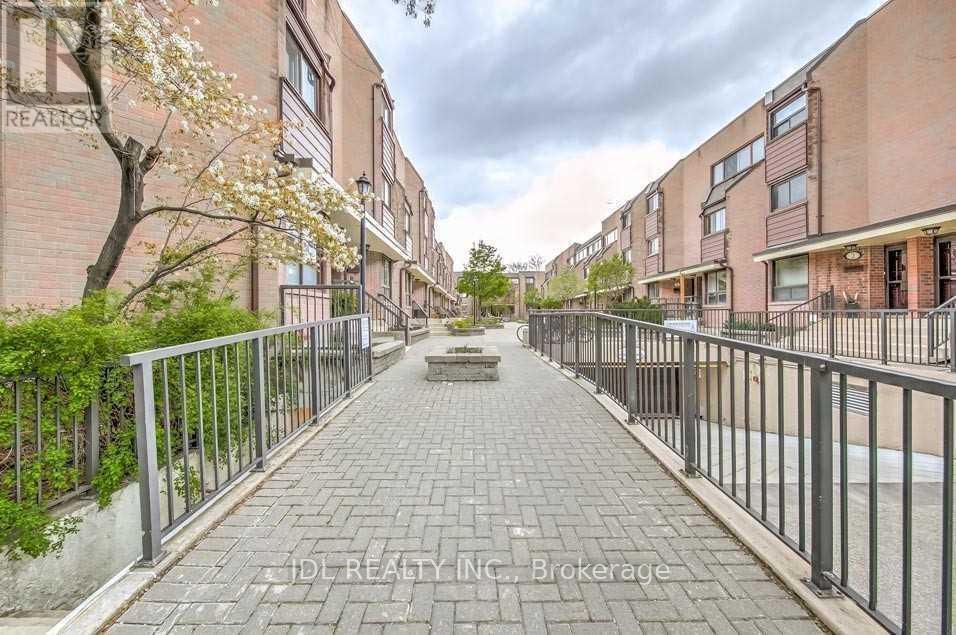 Room 3-Th19 - 130 Clinton Street, Toronto, Ontario  M6G 2Y3 - Photo 1 - C12208577