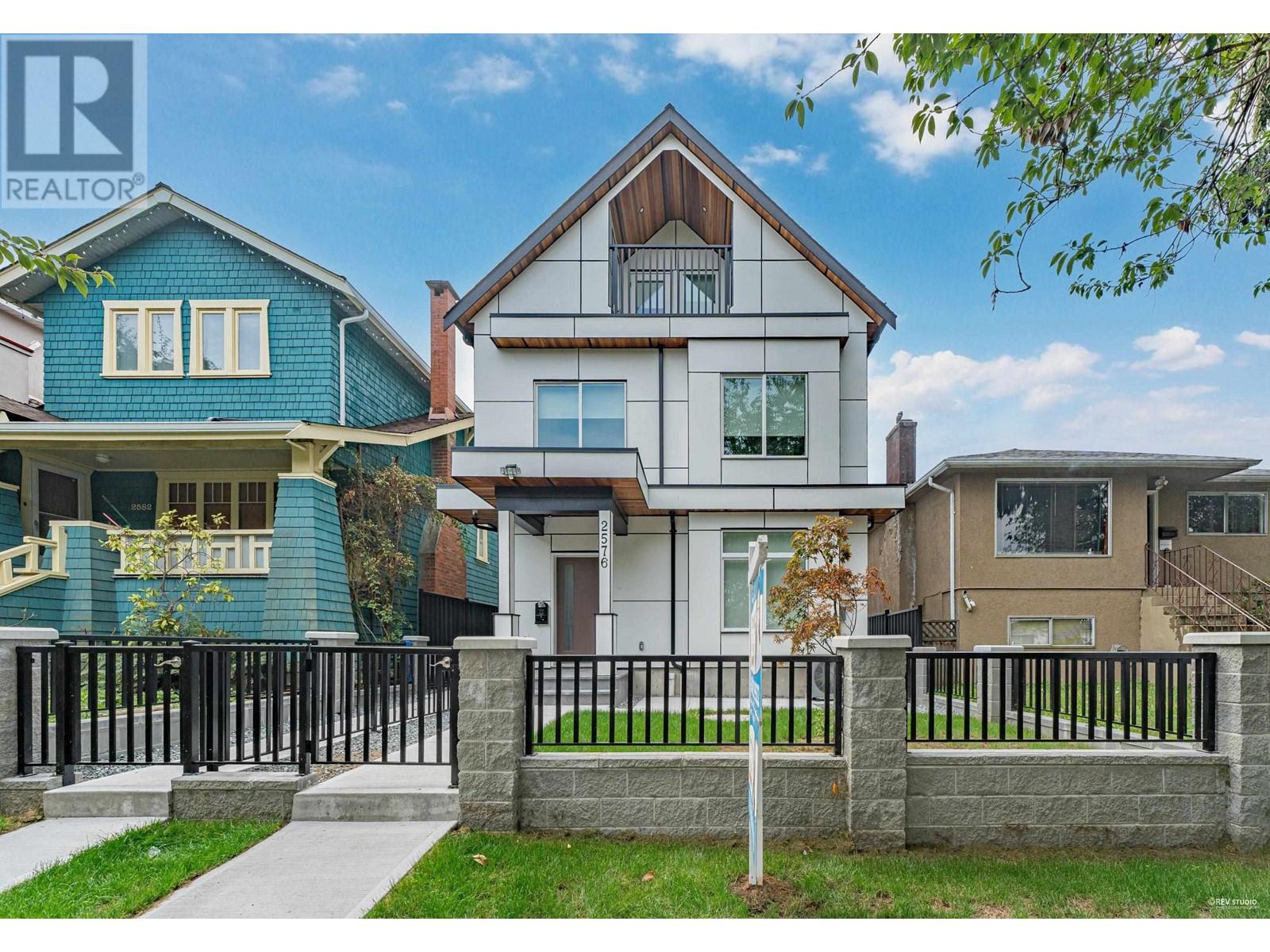 2 2576 E 28th Avenue, Vancouver, British Columbia  V5R 1R6 - Photo 1 - R3013345
