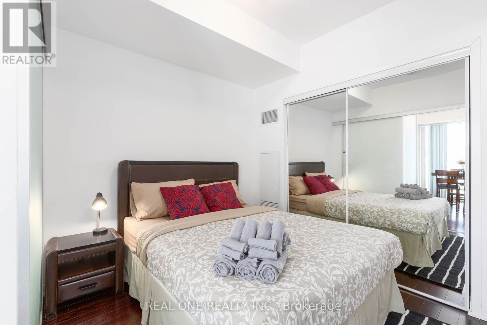 2506 - 14 York Street, Toronto, Ontario  M5J 0B1 - Photo 9 - C12208598