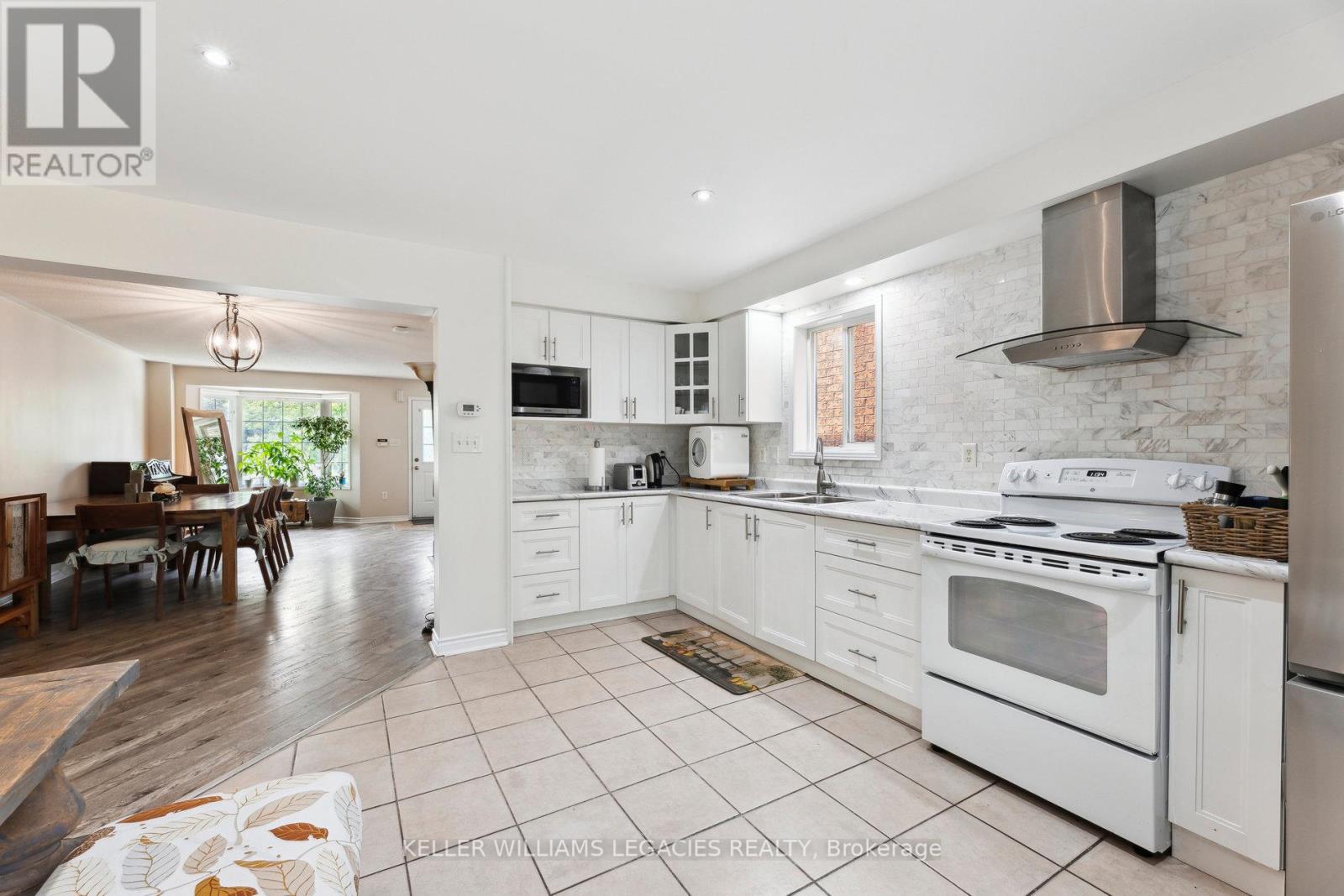 135 Mcsweeney Crescent, Ajax (Northwest Ajax), Ontario  L1T 4C8 - Photo 6 - E12208607