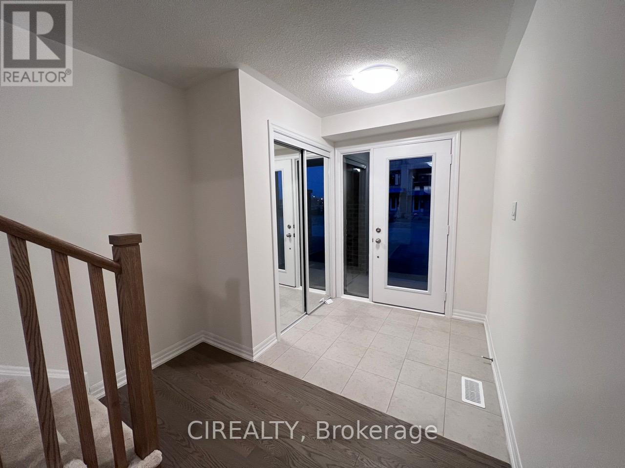 118 Solstice Circle, Newmarket (Woodland Hill), Ontario  L3X 0L5 - Photo 2 - N12208606
