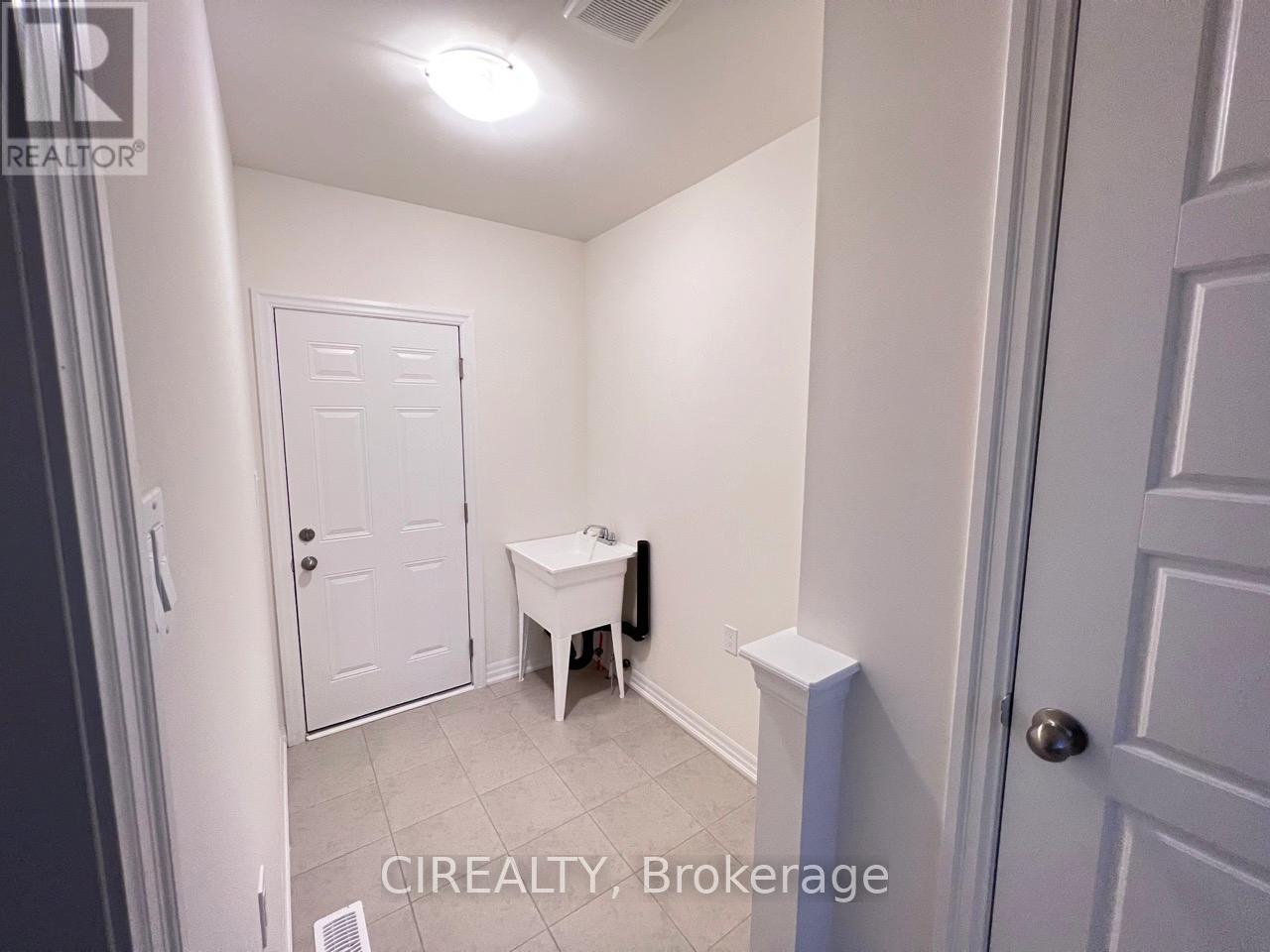 118 Solstice Circle, Newmarket (Woodland Hill), Ontario  L3X 0L5 - Photo 5 - N12208606