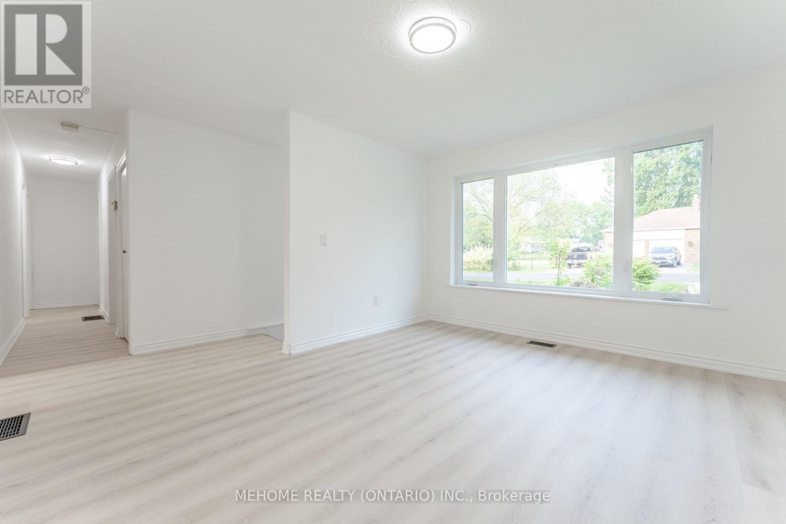 230 East Street, East Gwillimbury, Ontario  L9N 1K8 - Photo 5 - N12208608