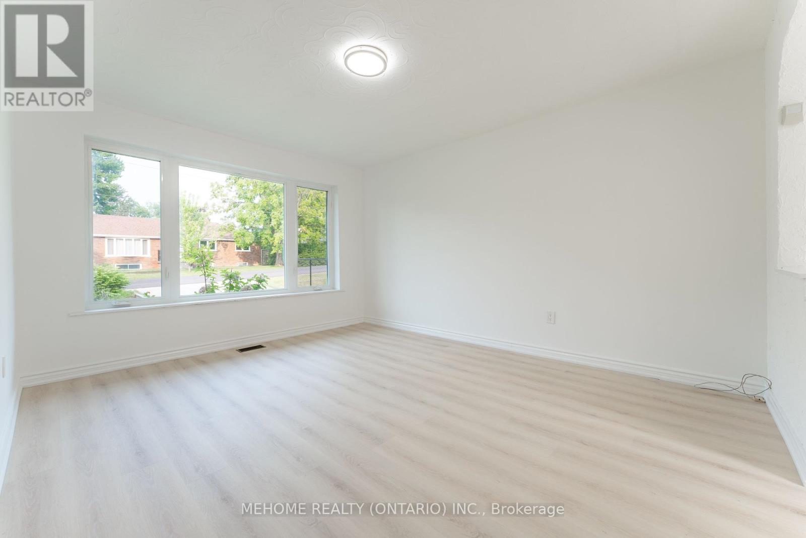 230 East Street, East Gwillimbury, Ontario  L9N 1K8 - Photo 7 - N12208608