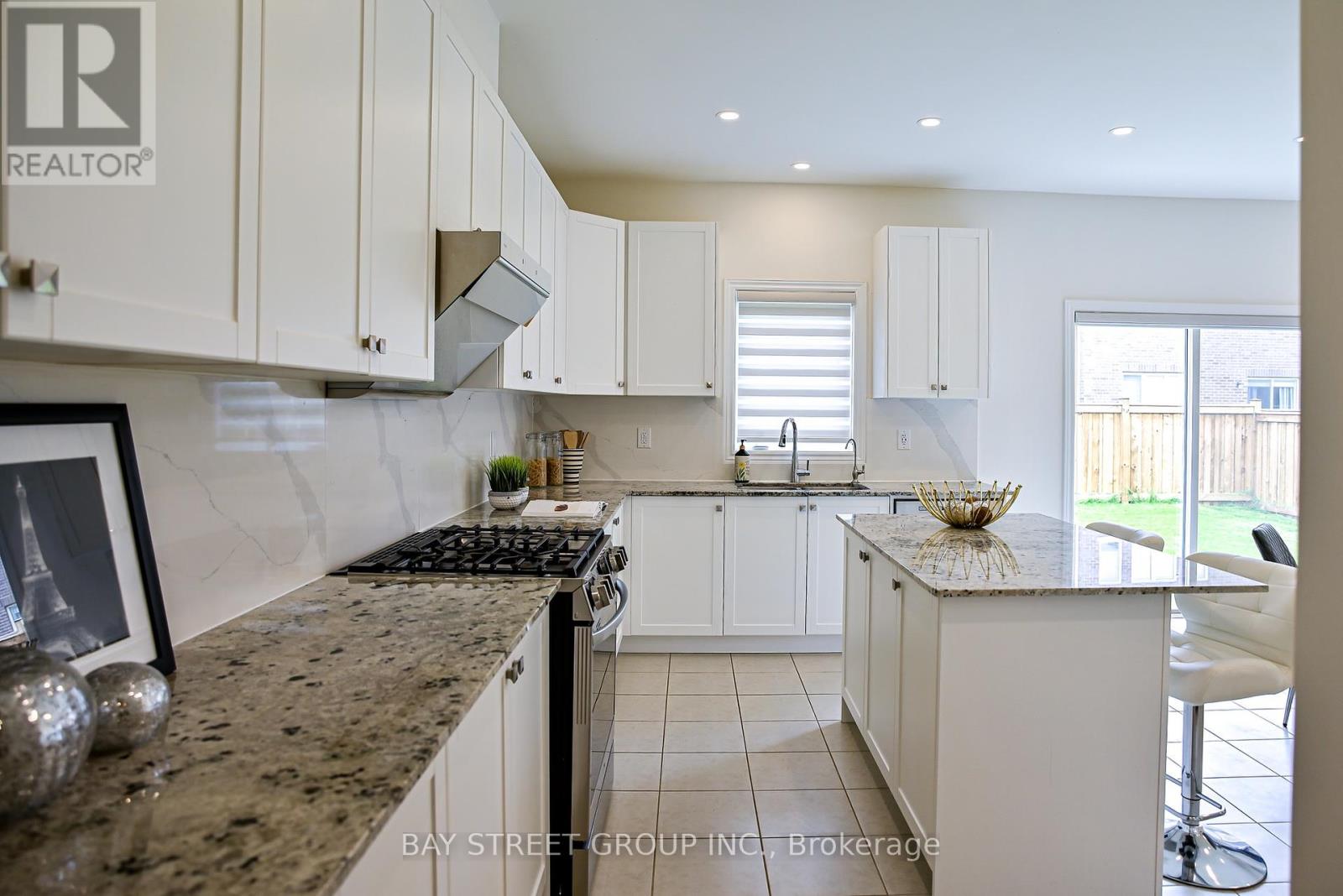 10 Kenneth Ross Bend E, East Gwillimbury, Ontario  L9N 0T7 - Photo 10 - N12208639