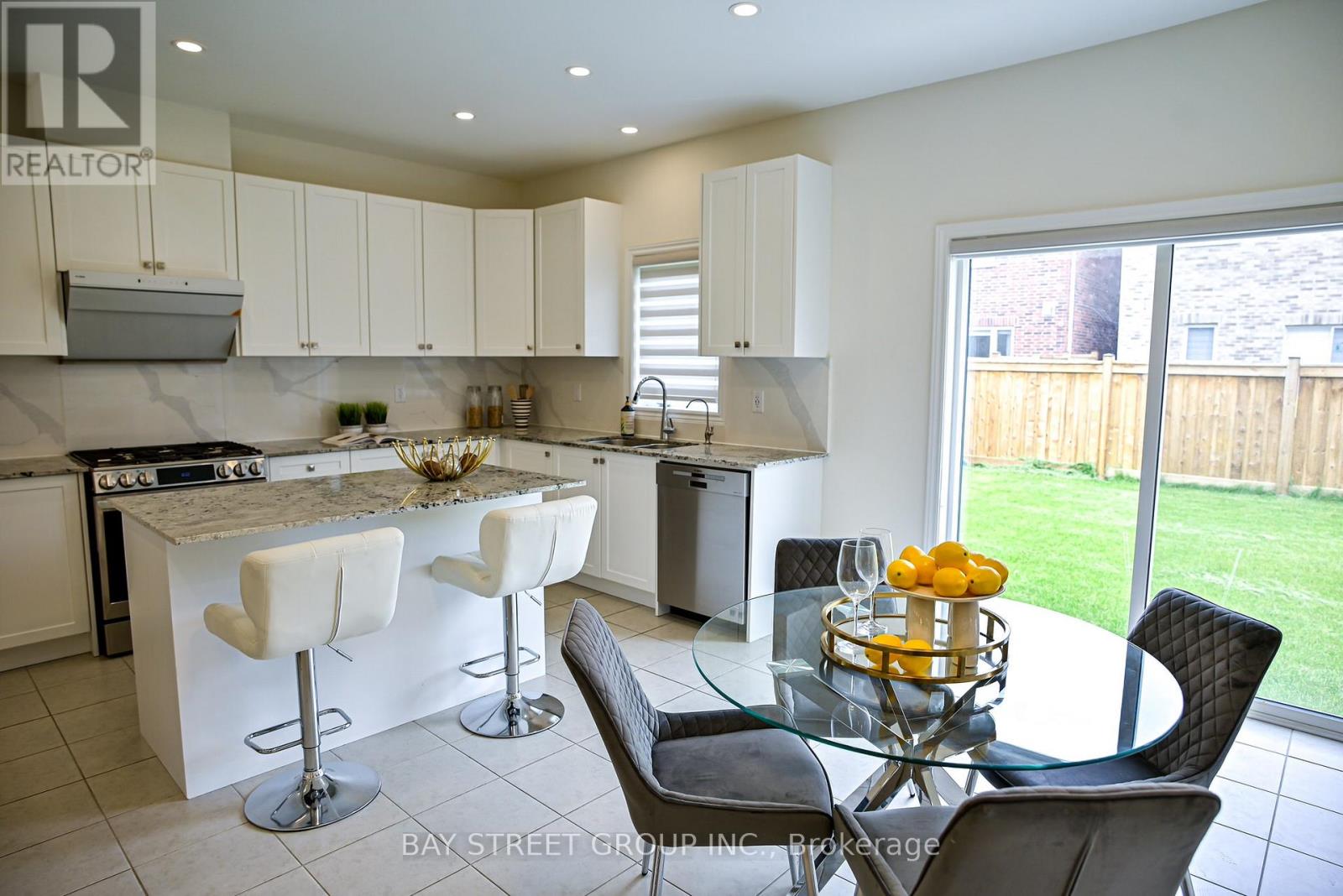 10 Kenneth Ross Bend E, East Gwillimbury, Ontario  L9N 0T7 - Photo 12 - N12208639