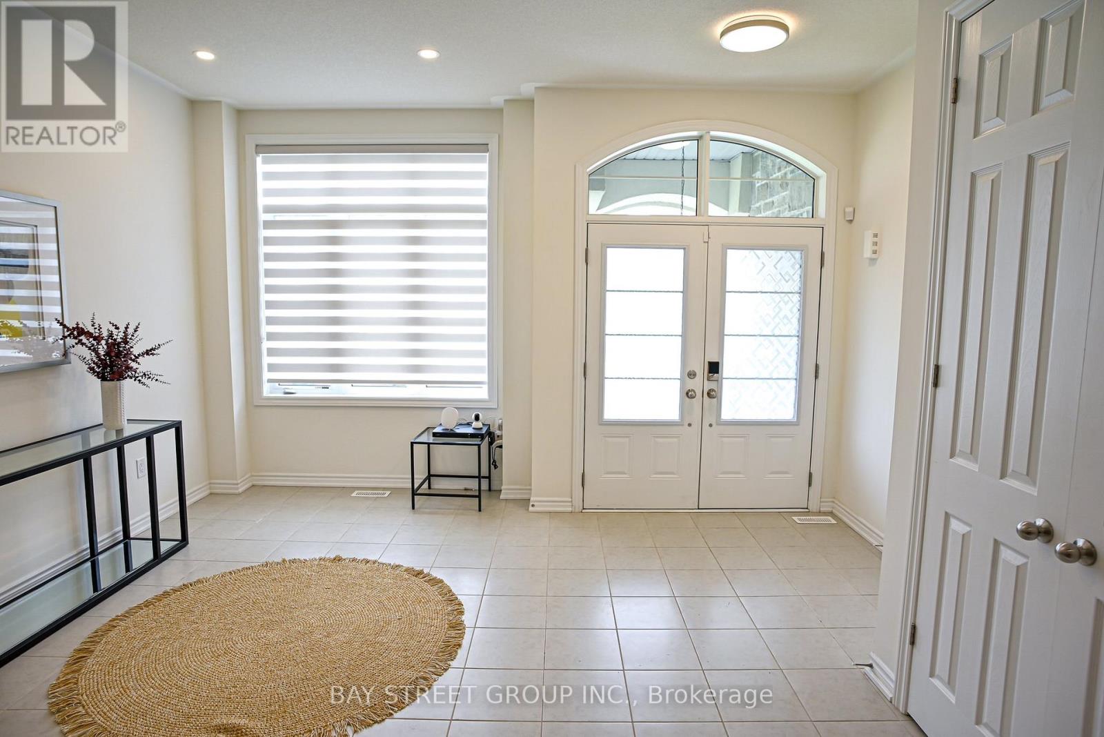 10 Kenneth Ross Bend E, East Gwillimbury, Ontario  L9N 0T7 - Photo 2 - N12208639