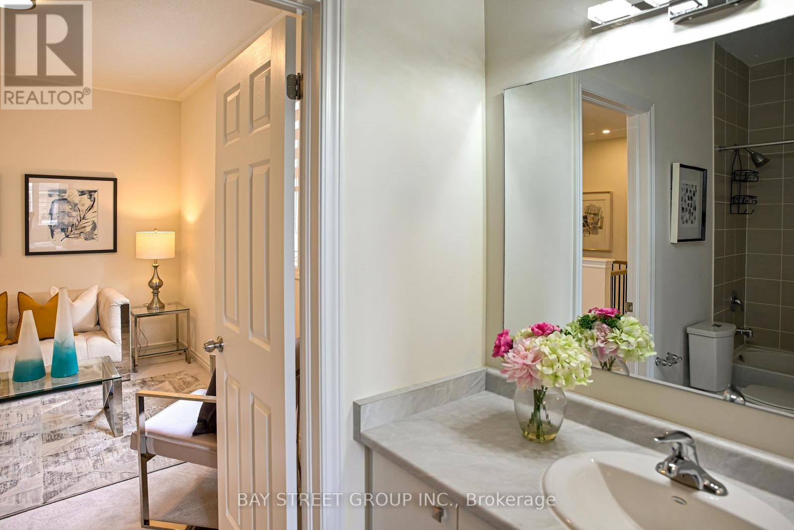 10 Kenneth Ross Bend E, East Gwillimbury, Ontario  L9N 0T7 - Photo 24 - N12208639