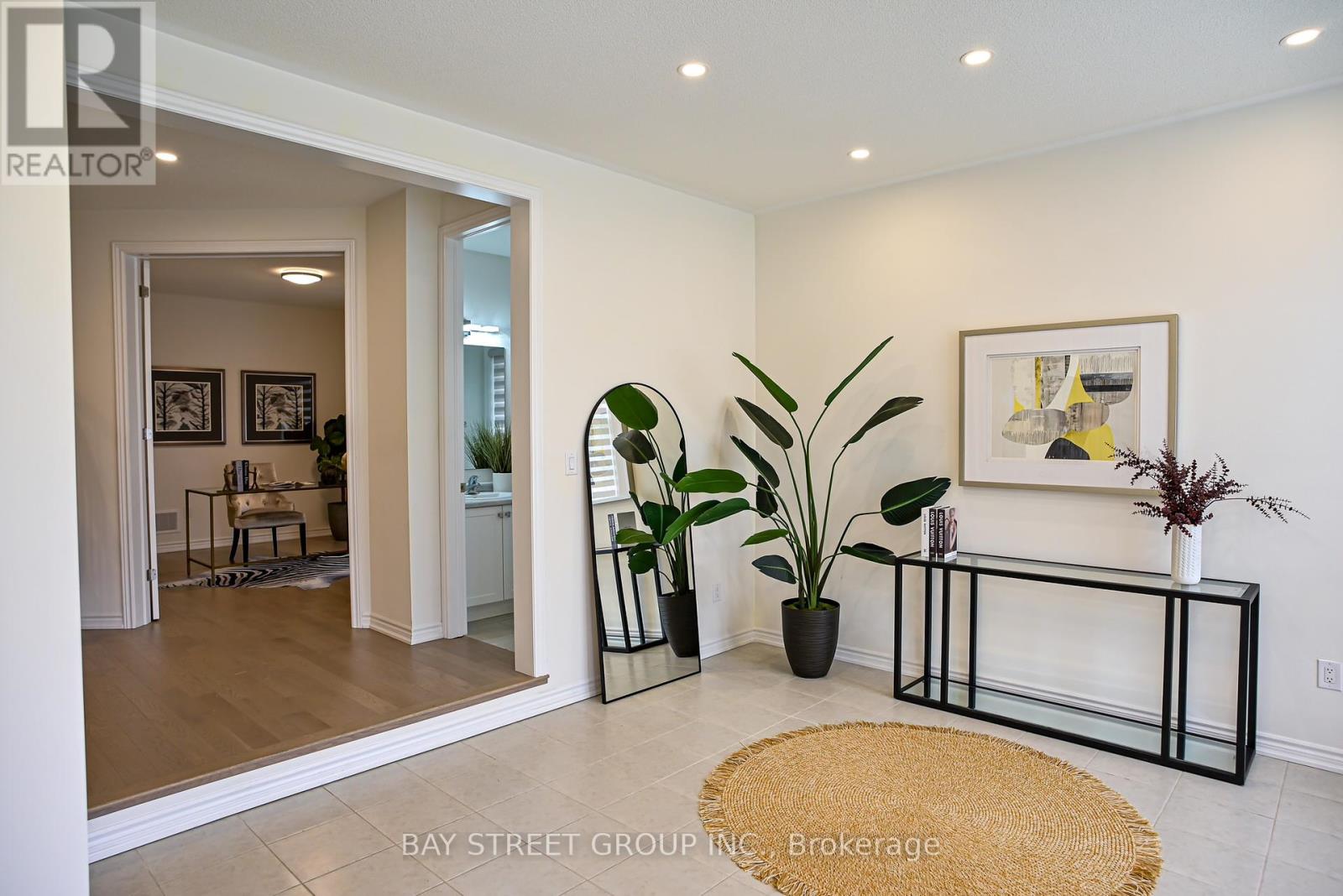 10 Kenneth Ross Bend E, East Gwillimbury, Ontario  L9N 0T7 - Photo 3 - N12208639