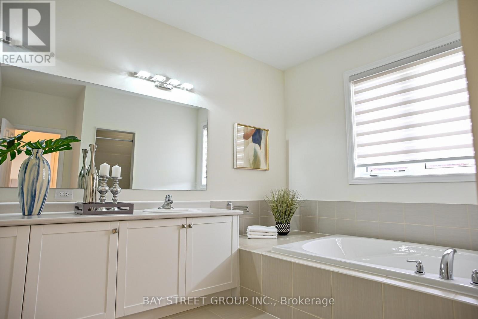 10 Kenneth Ross Bend E, East Gwillimbury, Ontario  L9N 0T7 - Photo 43 - N12208639