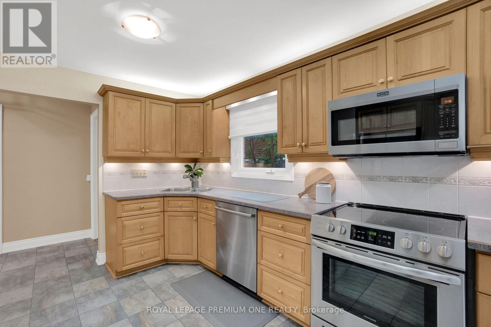 40 Parkend Avenue, Brampton, Ontario  L6Y 1B2 - Photo 15 - W12208615