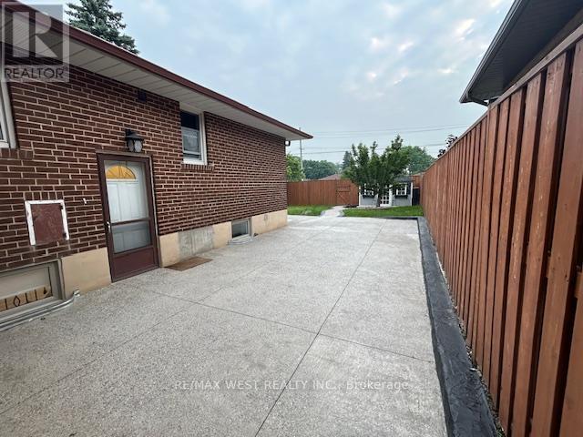 31 Rowse Crescent, Toronto (Kingsview Village-The Westway), Ontario  M9P 3L4 - Photo 11 - W12208645