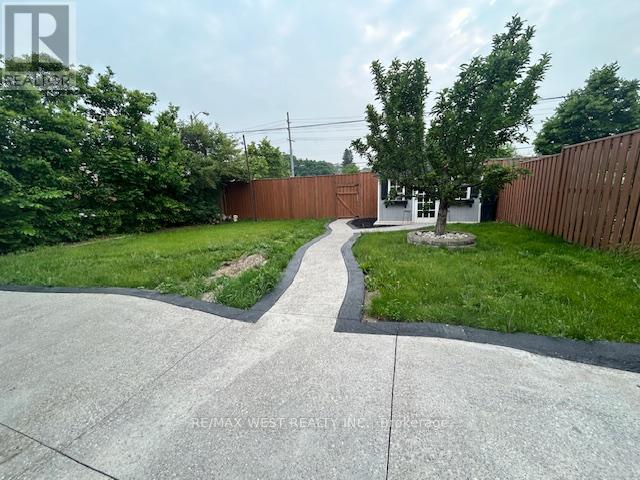 31 Rowse Crescent, Toronto (Kingsview Village-The Westway), Ontario  M9P 3L4 - Photo 12 - W12208645