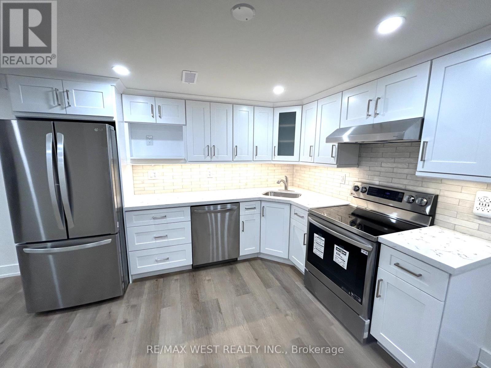 31 Rowse Crescent, Toronto (Kingsview Village-The Westway), Ontario  M9P 3L4 - Photo 5 - W12208645