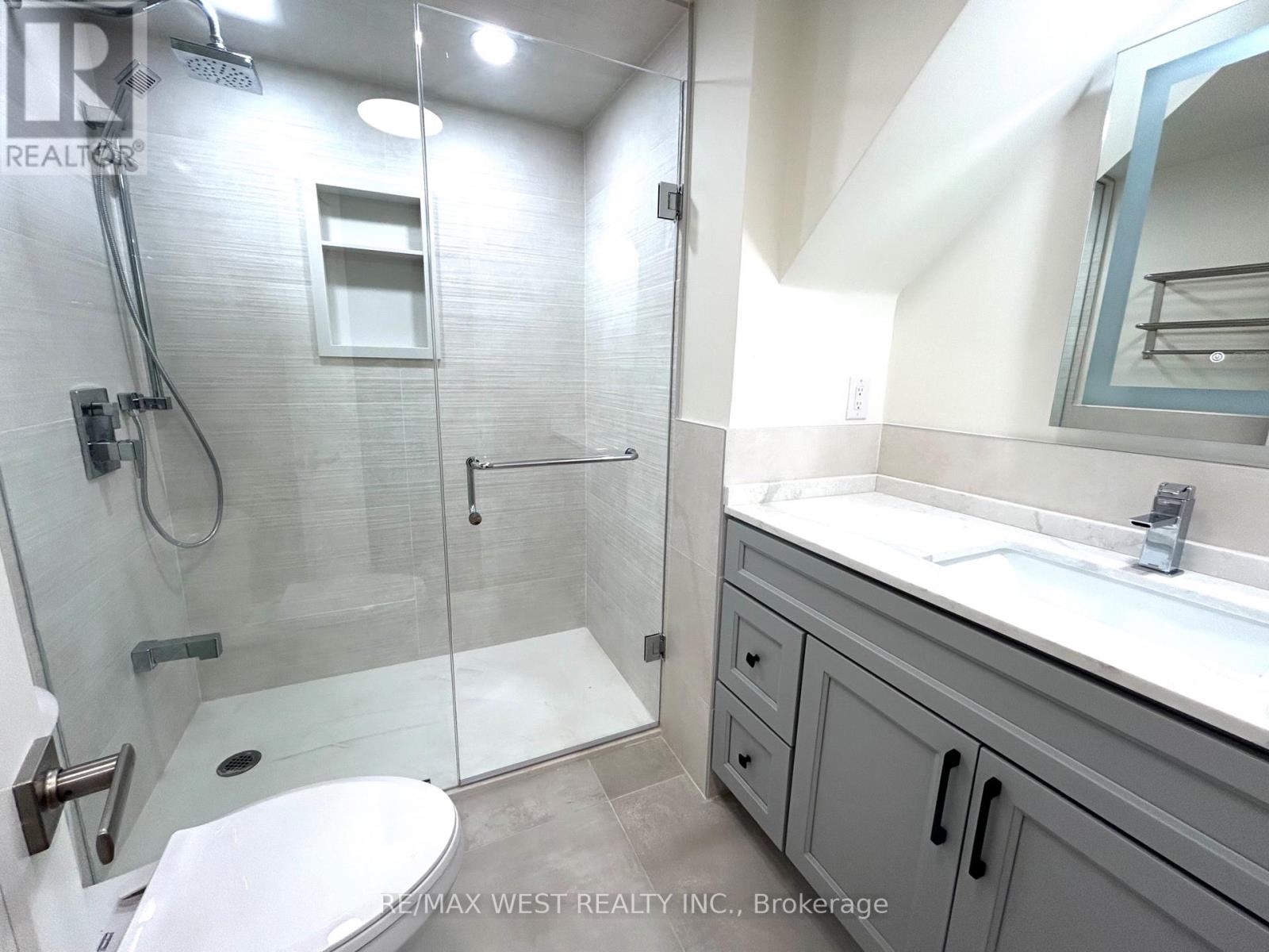 31 Rowse Crescent, Toronto (Kingsview Village-The Westway), Ontario  M9P 3L4 - Photo 9 - W12208645