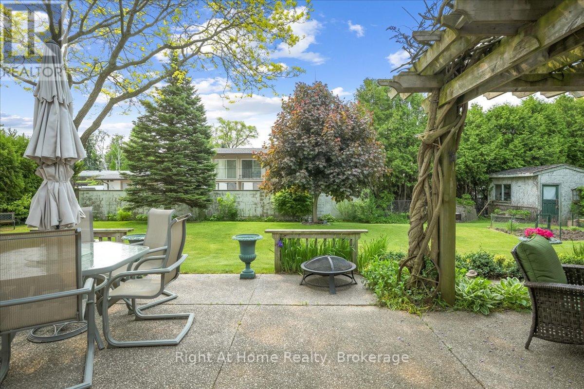 357 Seaton Drive, Oakville, Ontario  L6L 3X9 - Photo 10 - W12208726