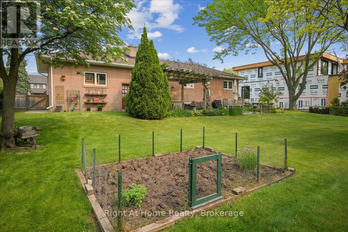 357 Seaton Drive, Oakville, Ontario  L6L 3X9 - Photo 13 - W12208726