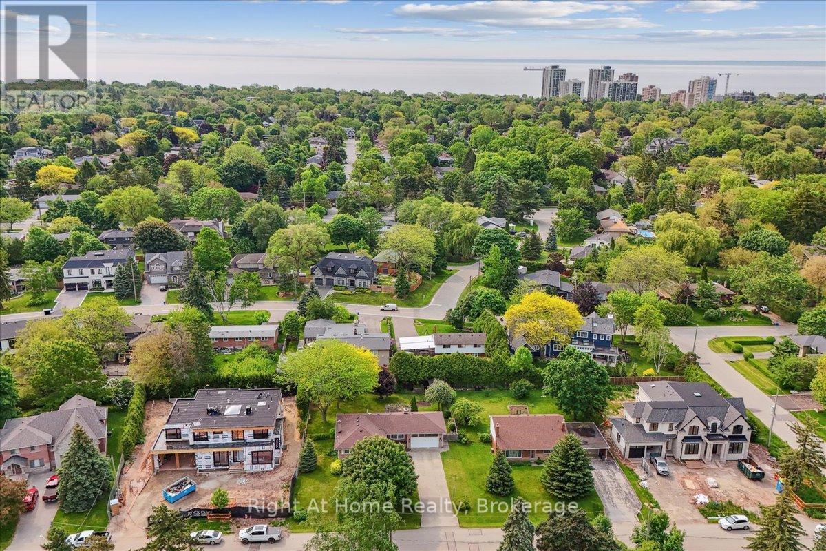 357 Seaton Drive, Oakville, Ontario  L6L 3X9 - Photo 4 - W12208726
