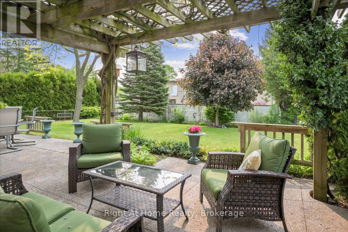 357 Seaton Drive, Oakville, Ontario  L6L 3X9 - Photo 9 - W12208726