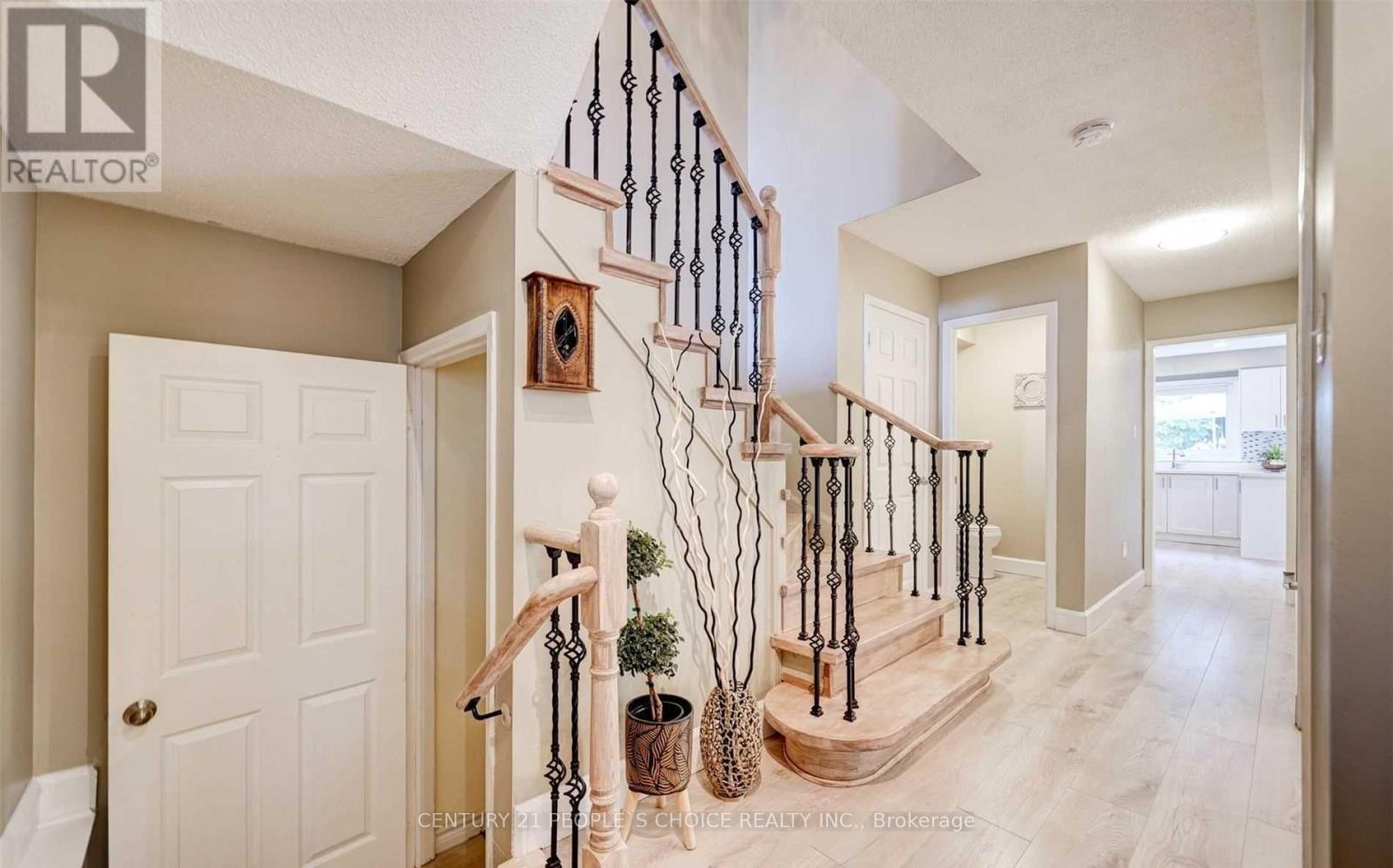 1162 Leewood Drive, Oakville, Ontario  L6M 3B9 - Photo 5 - W12187610
